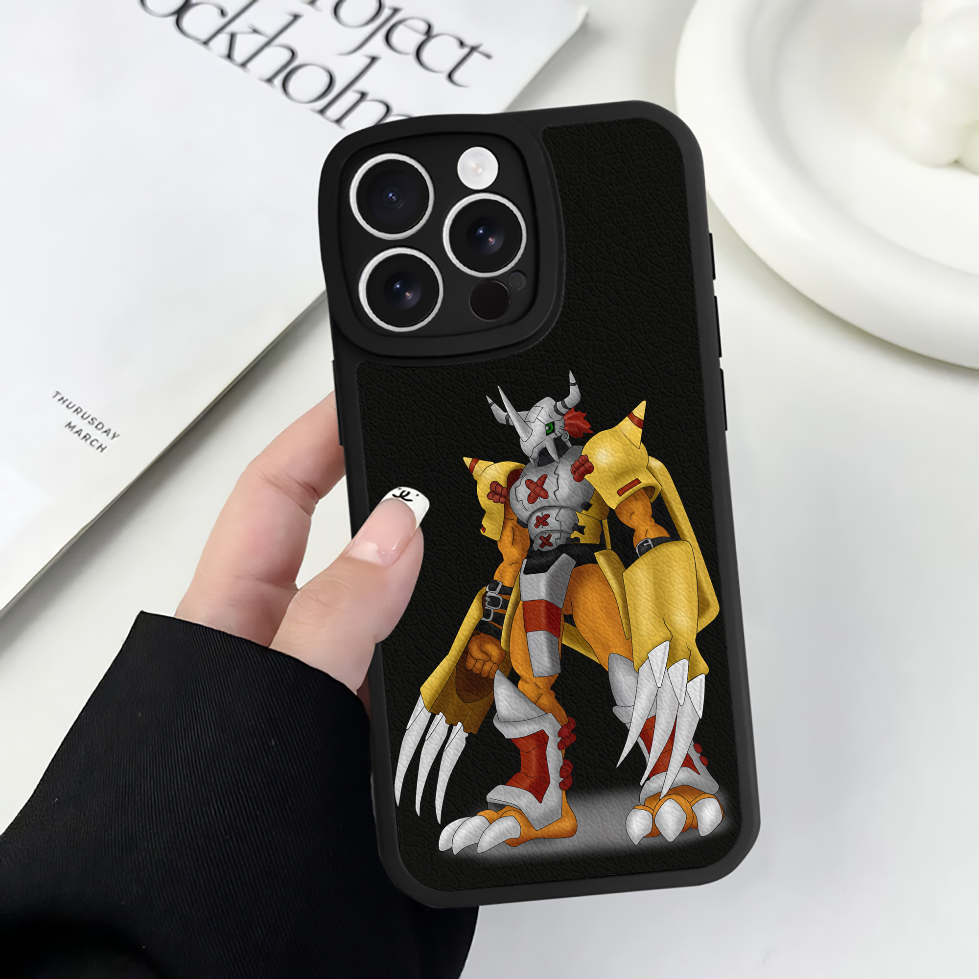 （画像用） Digimon デジタルモンスター/デジモン 【iPhone 16シリーズ対応】シリコンスマホケース（レザー調） 材質：シリコン